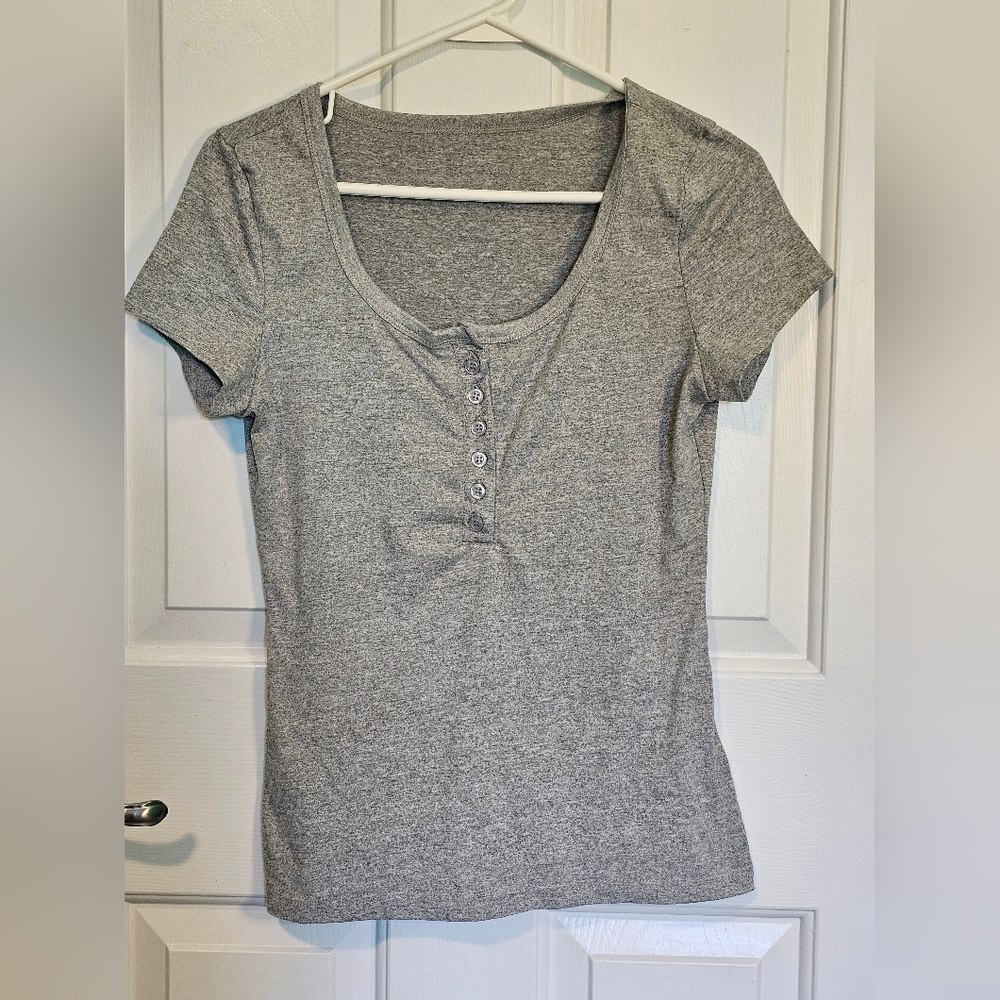 SHEIN Heathered Gray Short Sleeve Scoop Neck Tee w/ Buttons Women's Sz S